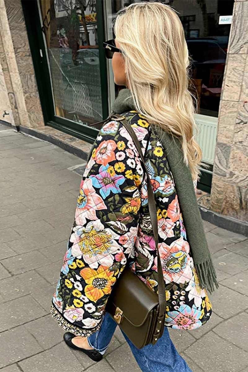 Damesjasje met kleurrijke bloemenprint, licht en stijlvol voor een frisse, vrouwelijke uitstraling.