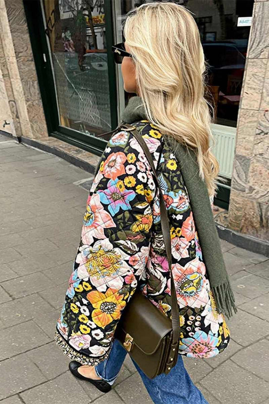 Damesjasje met kleurrijke bloemenprint, licht en stijlvol voor een frisse, vrouwelijke uitstraling.
