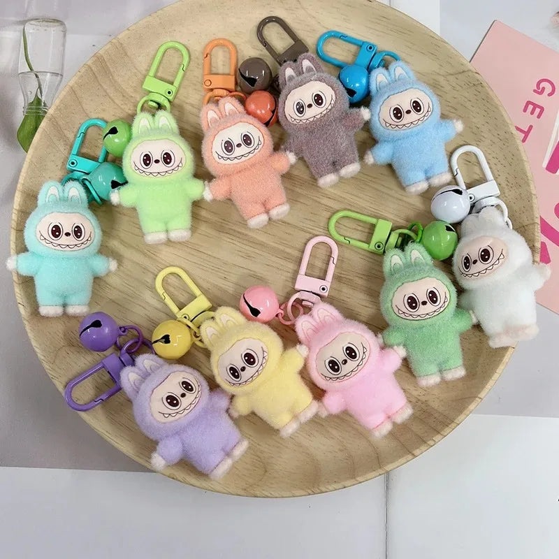 Labubu-stijl pluche mini sleutelhanger – schattige zachte knuffelhanger voor aan sleutels, rugzak of tas, perfect als cadeautje of accessoire.