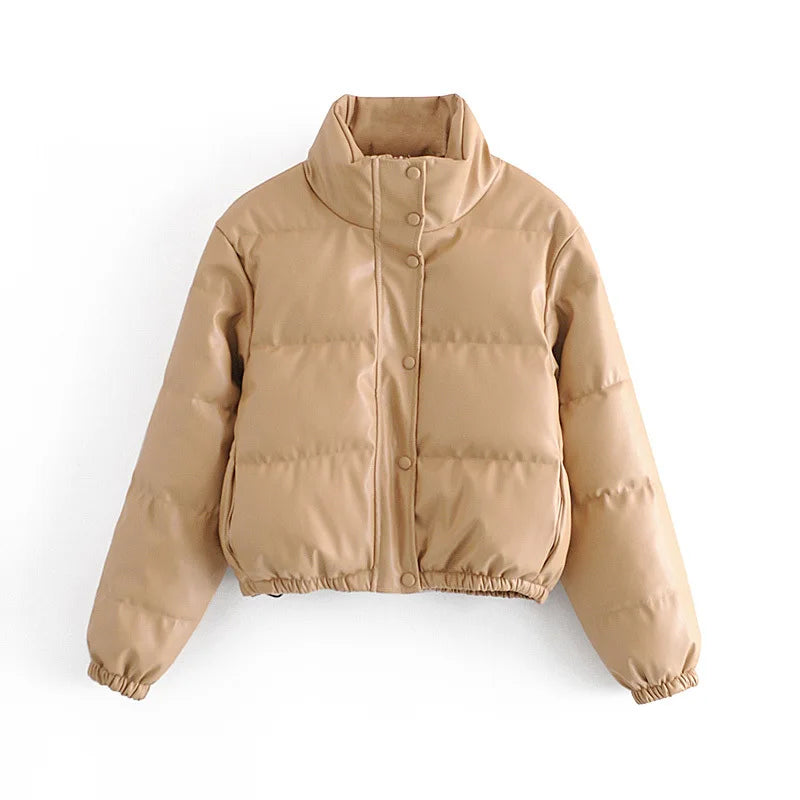 Korte dames donsjas in diverse kleuren – lichte, warme vulling, waterafstotend materiaal en comfortabele pasvorm voor winterdagen.