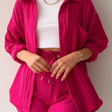 Zomerse dames 2-delige set – lange blouse en hoge taille shorts, een frisse en luchtige outfit voor warmere dagen. Ideaal voor casual zomerlooks of ontspannen buitenactiviteiten.