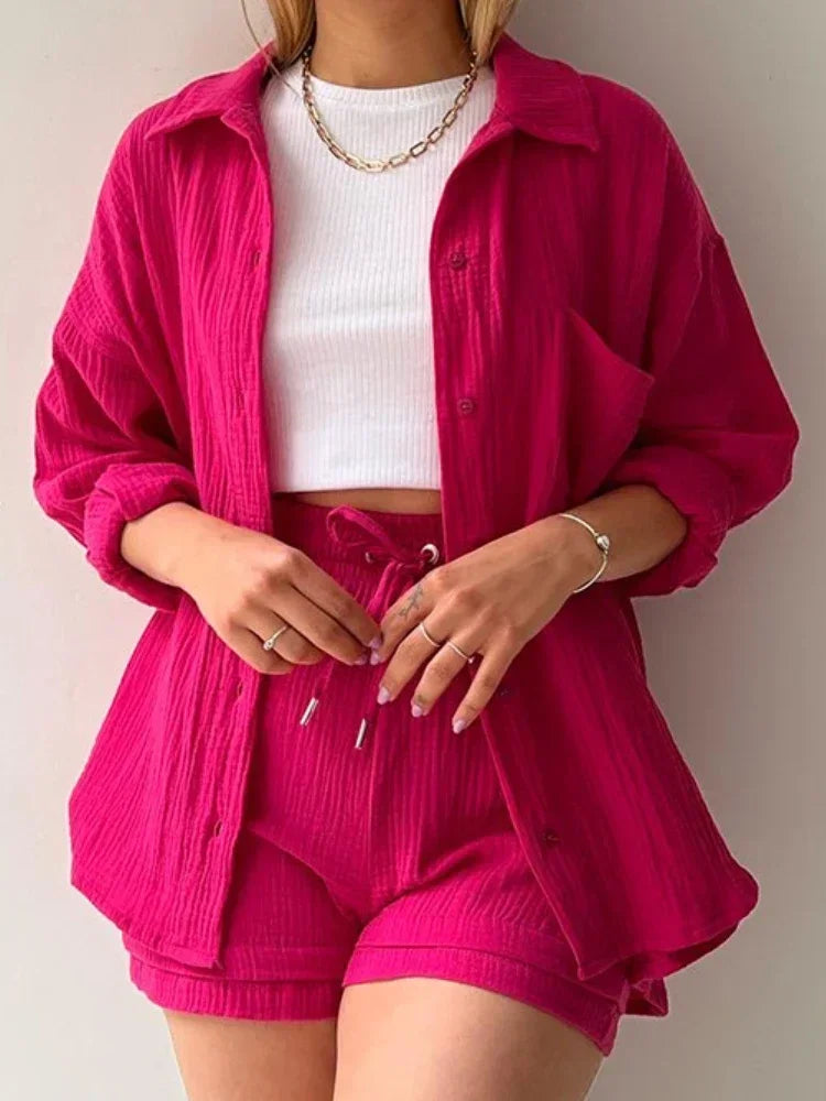 Zomerse dames 2-delige set – lange blouse en hoge taille shorts, een frisse en luchtige outfit voor warmere dagen. Ideaal voor casual zomerlooks of ontspannen buitenactiviteiten.