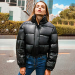 Korte dames donsjas in diverse kleuren – lichte, warme vulling, waterafstotend materiaal en comfortabele pasvorm voor winterdagen.