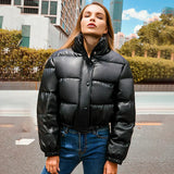 Korte dames donsjas in diverse kleuren – lichte, warme vulling, waterafstotend materiaal en comfortabele pasvorm voor winterdagen.