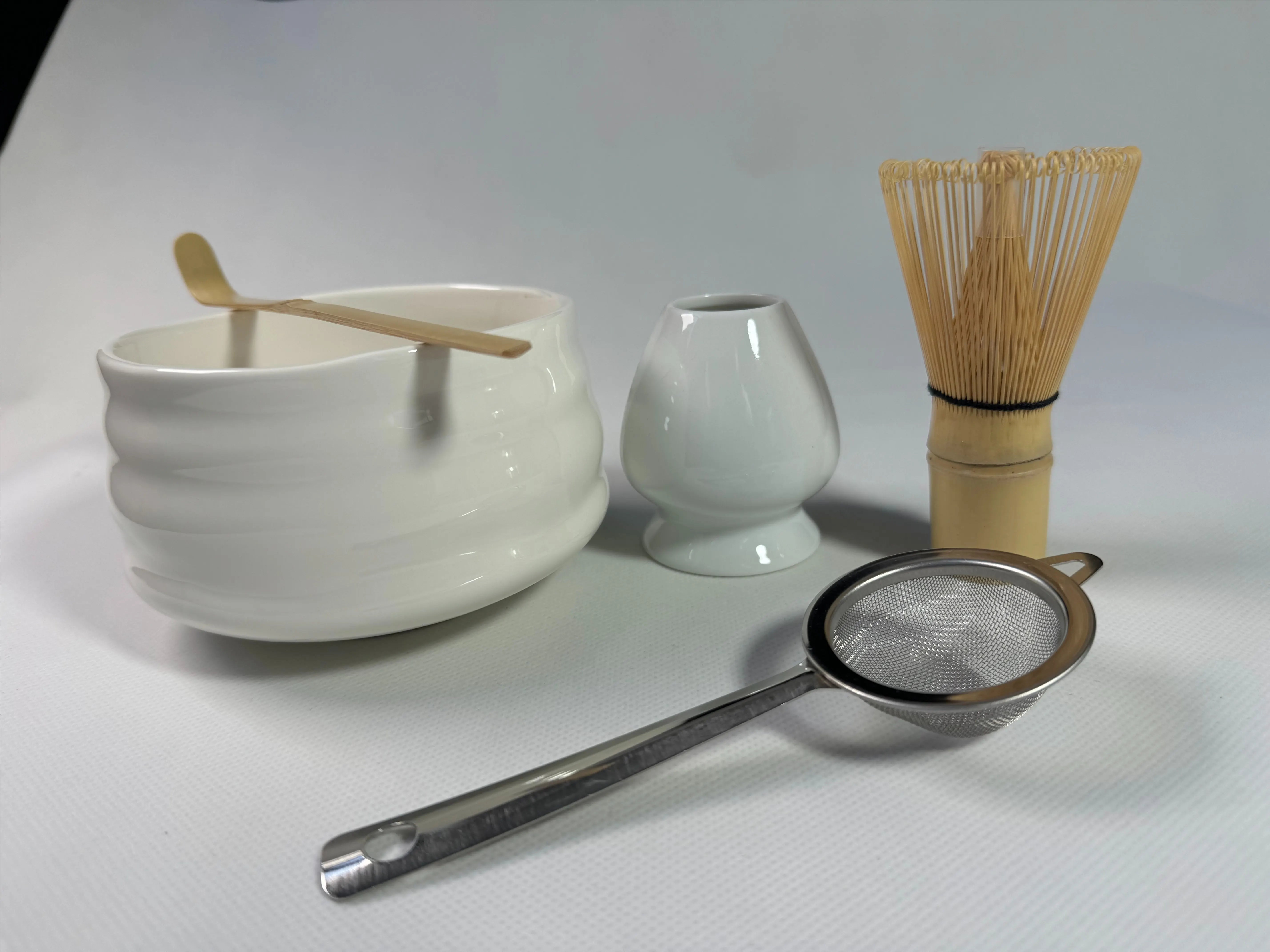 Japanse Matcha Set – Glanzende Roze Keramieken Kom met Bamboe Chasen, Matchalepel & Fijne Zeef – Perfect voor Ceremoniële Matcha Bereiding en Luxe Thee-ervaring.