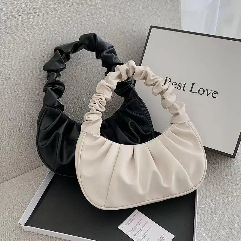 Luna geplooide handtas – stijlvolle tas met een uniek geplooid design. Gemaakt van hoogwaardig materiaal en biedt voldoende ruimte voor al je essentials, perfect voor elke gelegenheid.
