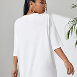 Wit zomer T-shirt voor dames van ademende katoen met comfortabele pasvorm en stijlvolle print voor een casual look.