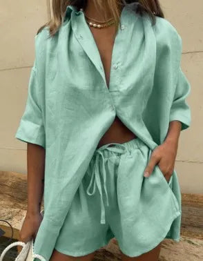 Casual katoenen zomeroutfit met losse korte blouse en wijde shorts van ademende stof voor comfortabele, luchtige zomerstijl.