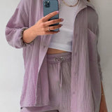 Zomerse dames 2-delige set – lange blouse en hoge taille shorts, een frisse en luchtige outfit voor warmere dagen. Ideaal voor casual zomerlooks of ontspannen buitenactiviteiten.