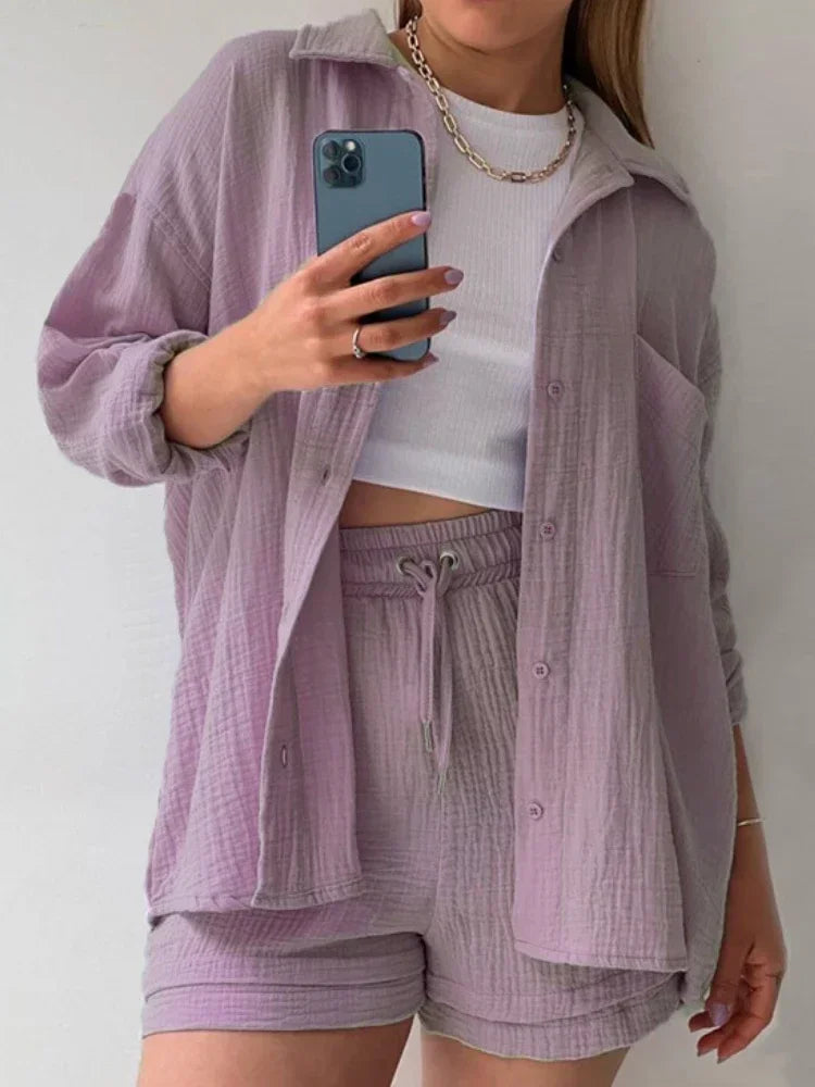 Zomerse dames 2-delige set – lange blouse en hoge taille shorts, een frisse en luchtige outfit voor warmere dagen. Ideaal voor casual zomerlooks of ontspannen buitenactiviteiten.