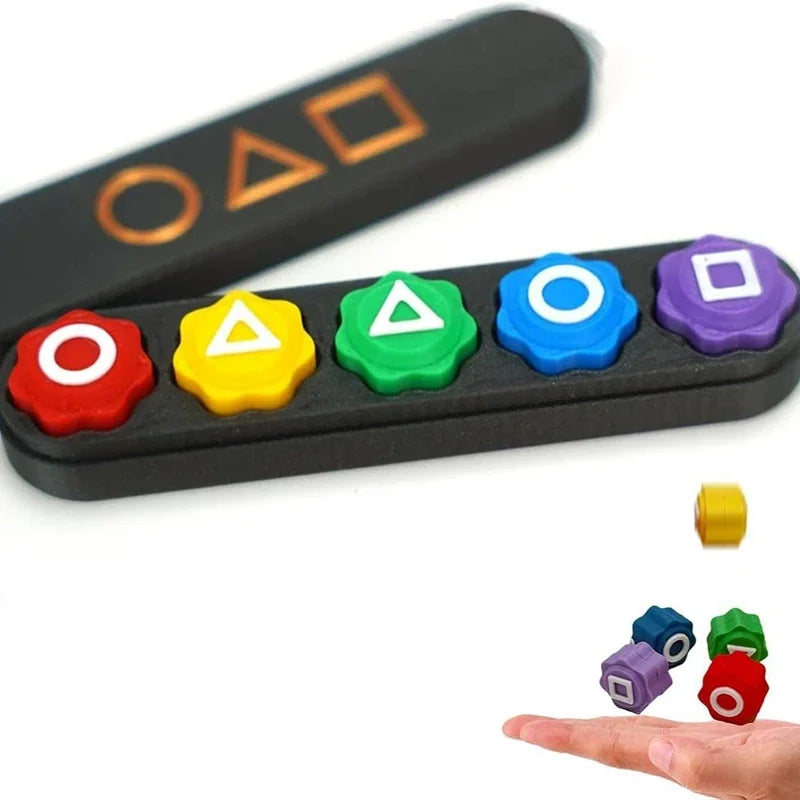 Partyspel props set met vierkant, cirkel en driehoek symbolen – familie spel met traditionele Koreaanse spellen zoals Steen Vangspel, Gonggi, Ddakji, Jegichagi en Biseokchigi geïnspireerd op Squid Game.