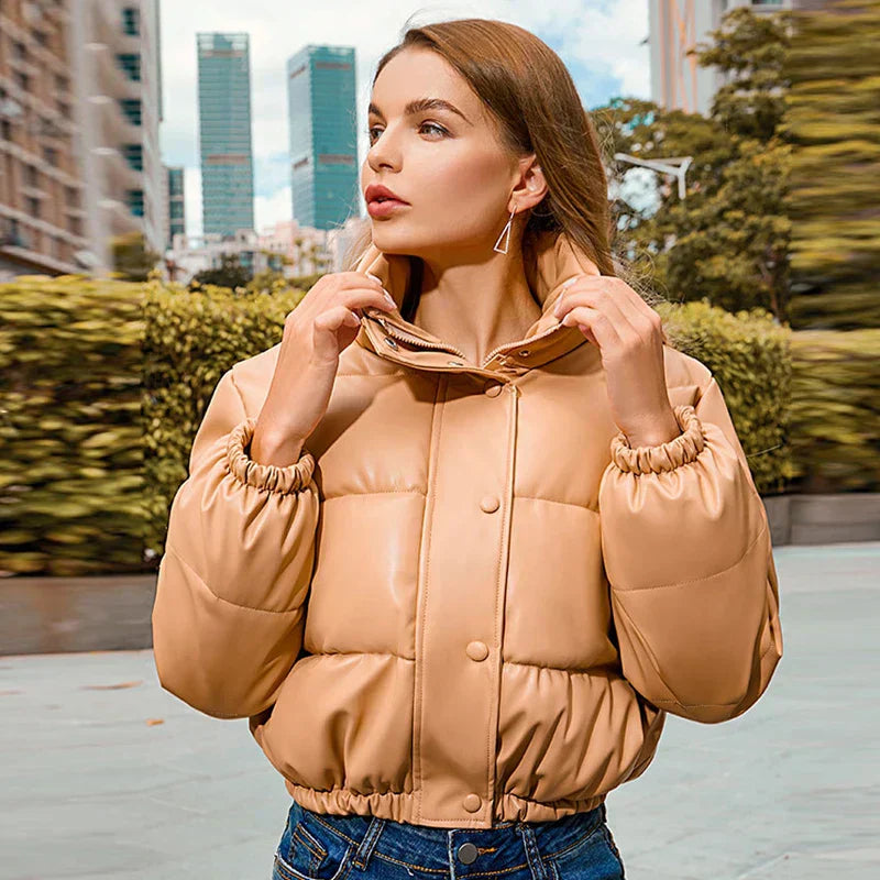 Korte dames donsjas in diverse kleuren – lichte, warme vulling, waterafstotend materiaal en comfortabele pasvorm voor winterdagen.