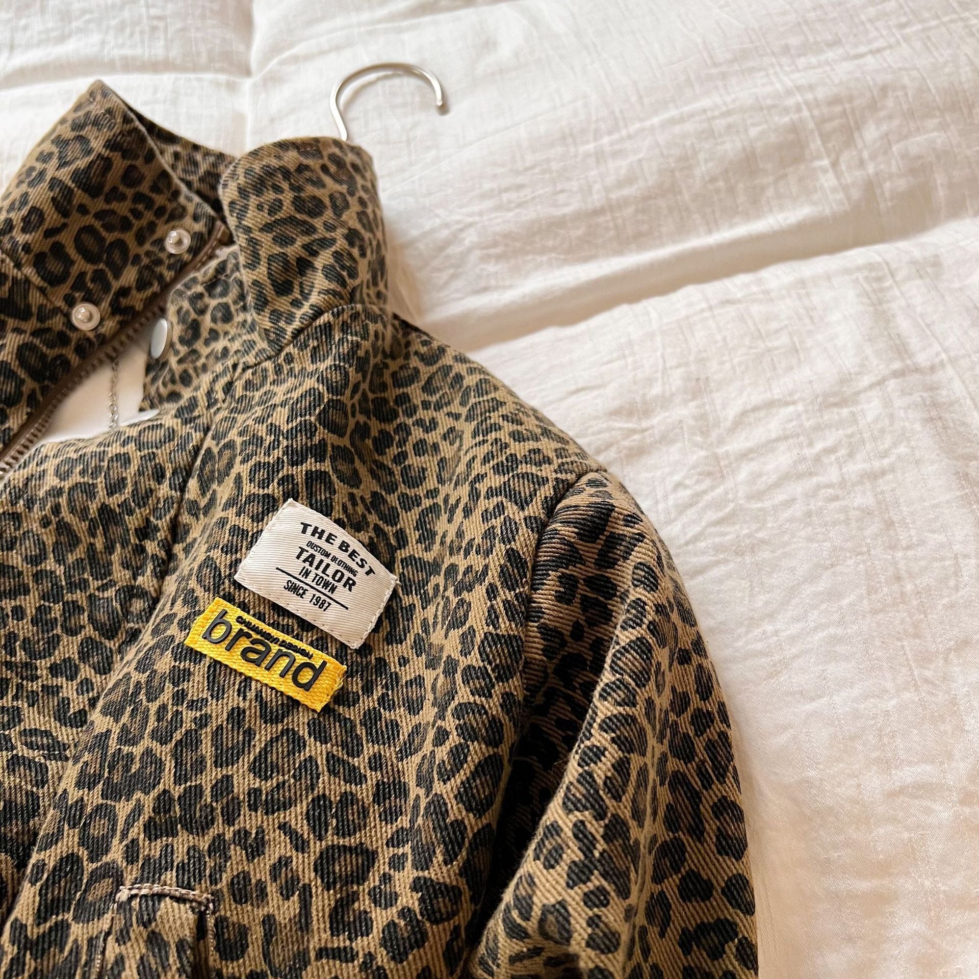 LittleSavannah luipaardprint jas voor kids – stijlvolle en warme kinderjas met trendy dierenprint, perfect voor dagelijks gebruik in herfst en winter.