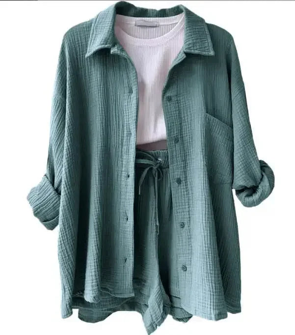 Zomerse dames 2-delige set – lange blouse en hoge taille shorts, een frisse en luchtige outfit voor warmere dagen. Ideaal voor casual zomerlooks of ontspannen buitenactiviteiten.