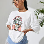 Wit zomer T-shirt voor dames van ademende katoen met comfortabele pasvorm en stijlvolle print voor een casual look.