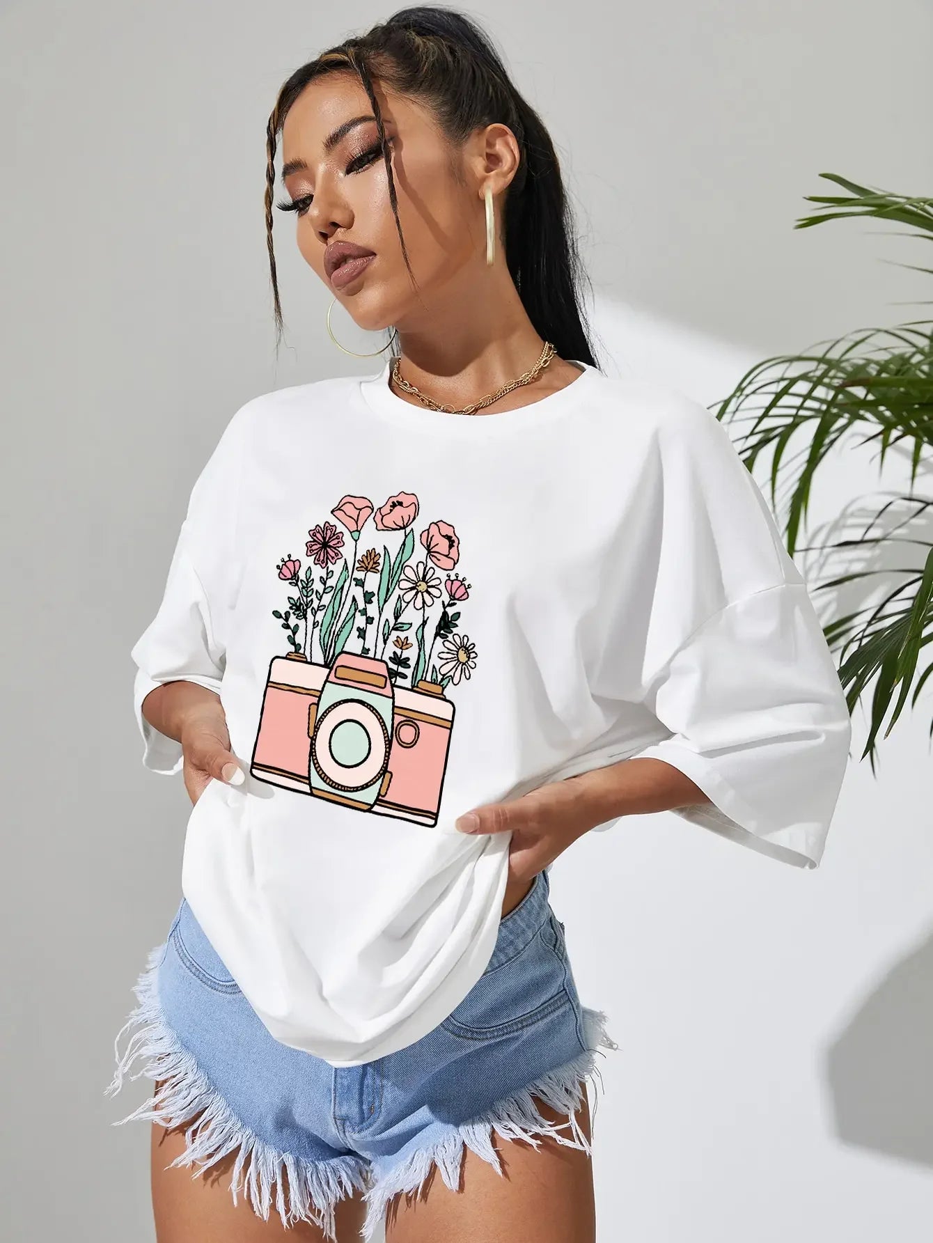 Wit zomer T-shirt voor dames van ademende katoen met comfortabele pasvorm en stijlvolle print voor een casual look.