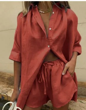 Casual katoenen zomeroutfit met losse korte blouse en wijde shorts van ademende stof voor comfortabele, luchtige zomerstijl.