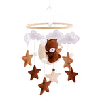 CuddleMobile houten wiegmobiel met vilten beertjes – sfeervol en veilig babyaccessoire dat visuele stimulatie en rustgevende beweging biedt voor de baby.