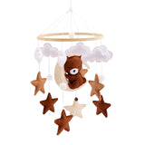 CuddleMobile houten wiegmobiel met vilten beertjes – sfeervol en veilig babyaccessoire dat visuele stimulatie en rustgevende beweging biedt voor de baby.