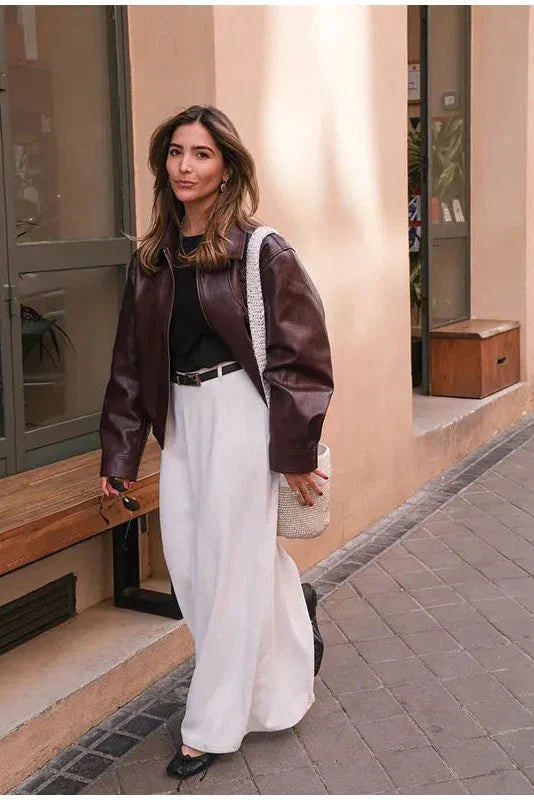 Cropped bomberjack – met vervaardigde schouders voor een stoere, gestructureerde look. Perfect voor een edgy stijl met een eigentijdse flair.