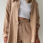 Zomerse dames 2-delige set – lange blouse en hoge taille shorts, een frisse en luchtige outfit voor warmere dagen. Ideaal voor casual zomerlooks of ontspannen buitenactiviteiten.