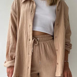 Zomerse dames 2-delige set – lange blouse en hoge taille shorts, een frisse en luchtige outfit voor warmere dagen. Ideaal voor casual zomerlooks of ontspannen buitenactiviteiten.