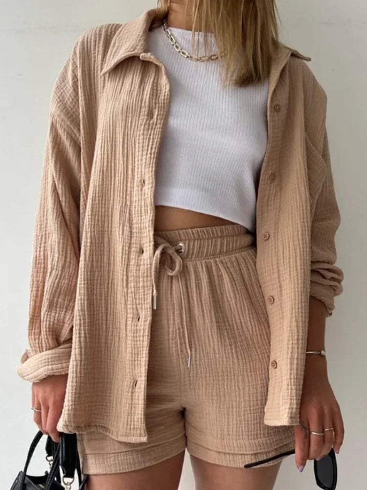 Zomerse dames 2-delige set – lange blouse en hoge taille shorts, een frisse en luchtige outfit voor warmere dagen. Ideaal voor casual zomerlooks of ontspannen buitenactiviteiten.