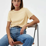 Tijdloos dames T-shirt met een klassieke pasvorm, geschikt voor elke gelegenheid.