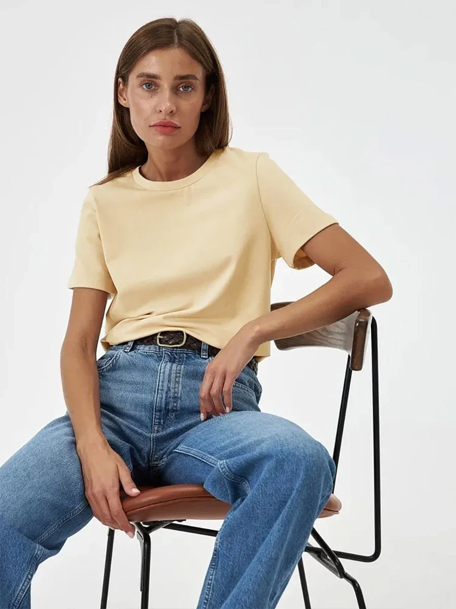 Tijdloos dames T-shirt met een klassieke pasvorm, geschikt voor elke gelegenheid.