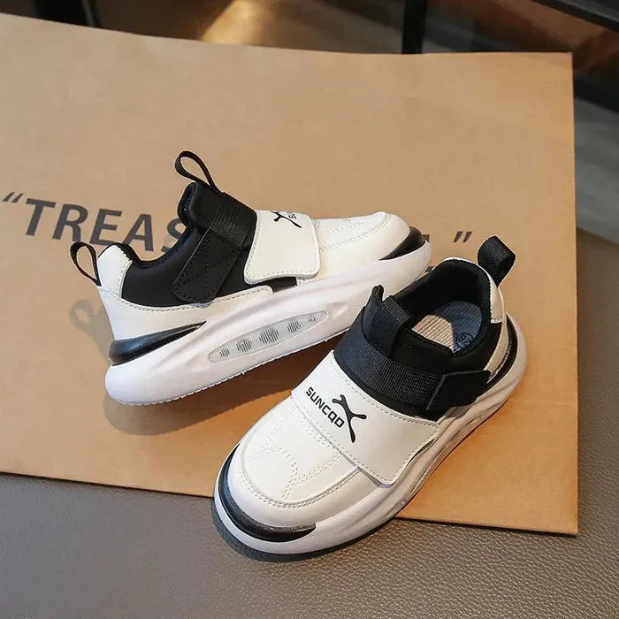 TinyWalk kindersneakers met klittenbandsluiting, lichte en flexibele zool – comfortabel en makkelijk aan- en uit te trekken voor actieve kinderen.