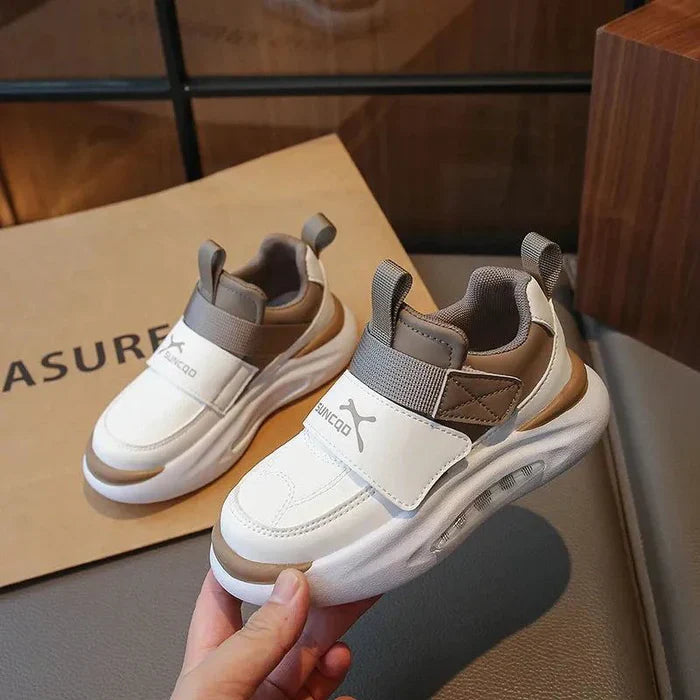 TinyWalk kindersneakers met klittenbandsluiting, lichte en flexibele zool – comfortabel en makkelijk aan- en uit te trekken voor actieve kinderen.