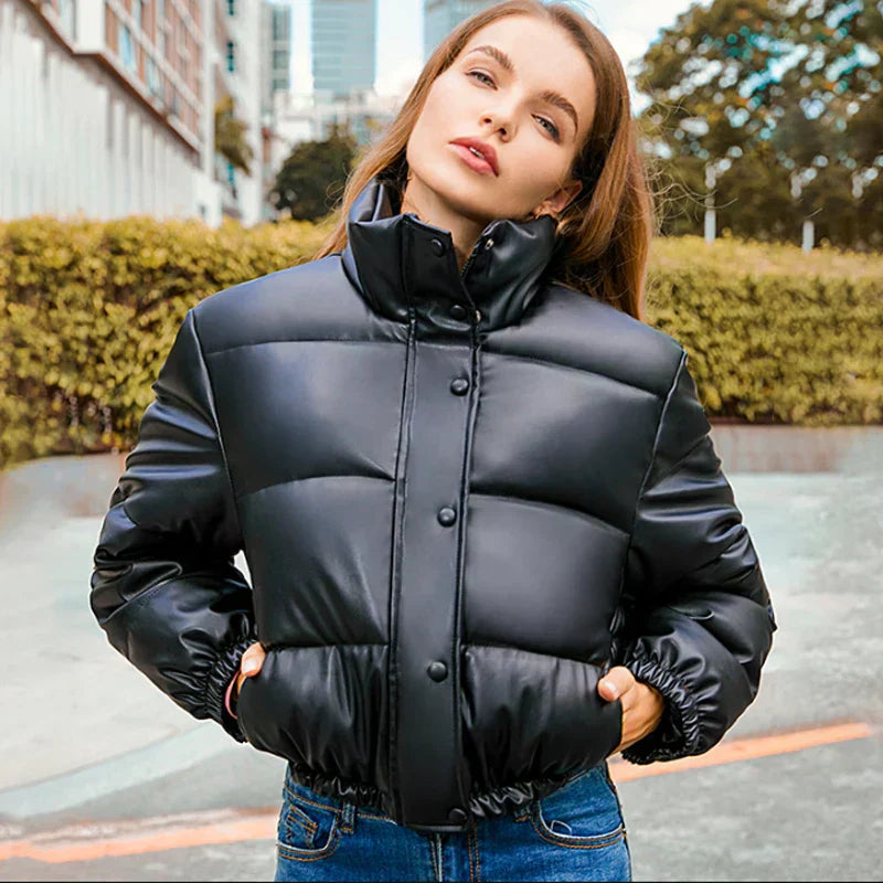 Korte dames donsjas in diverse kleuren – lichte, warme vulling, waterafstotend materiaal en comfortabele pasvorm voor winterdagen.
