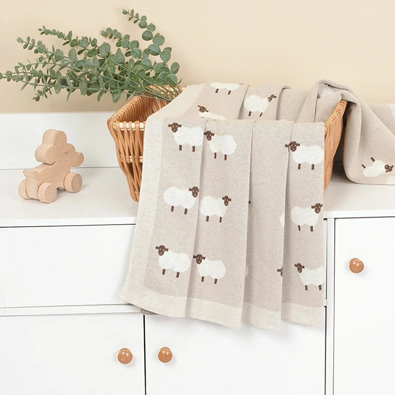 LittleSheep warme gebreide deken voor kleintjes – zachte, comfortabele en knusse deken voor veilig en cozy gebruik thuis of onderweg.