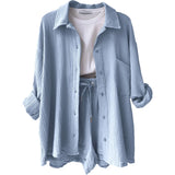 Zomerse dames 2-delige set – lange blouse en hoge taille shorts, een frisse en luchtige outfit voor warmere dagen. Ideaal voor casual zomerlooks of ontspannen buitenactiviteiten.