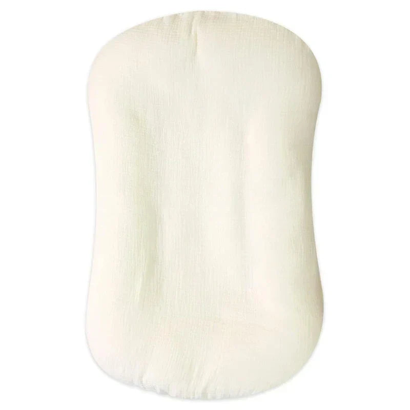 SnugiNest babynest – zacht en ademend nestje dat comfort en veiligheid biedt, ergonomisch design voor geborgen slaap van pasgeborenen.
