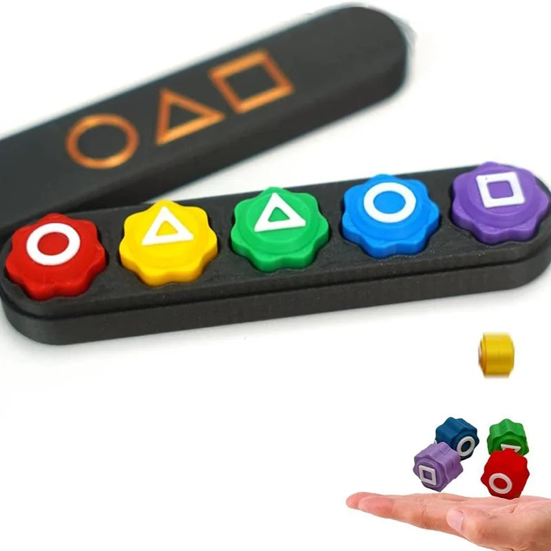Partyspel props set met vierkant, cirkel en driehoek symbolen – familie spel met traditionele Koreaanse spellen zoals Steen Vangspel, Gonggi, Ddakji, Jegichagi en Biseokchigi geïnspireerd op Squid Game.