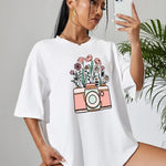 Wit zomer T-shirt voor dames van ademende katoen met comfortabele pasvorm en stijlvolle print voor een casual look.