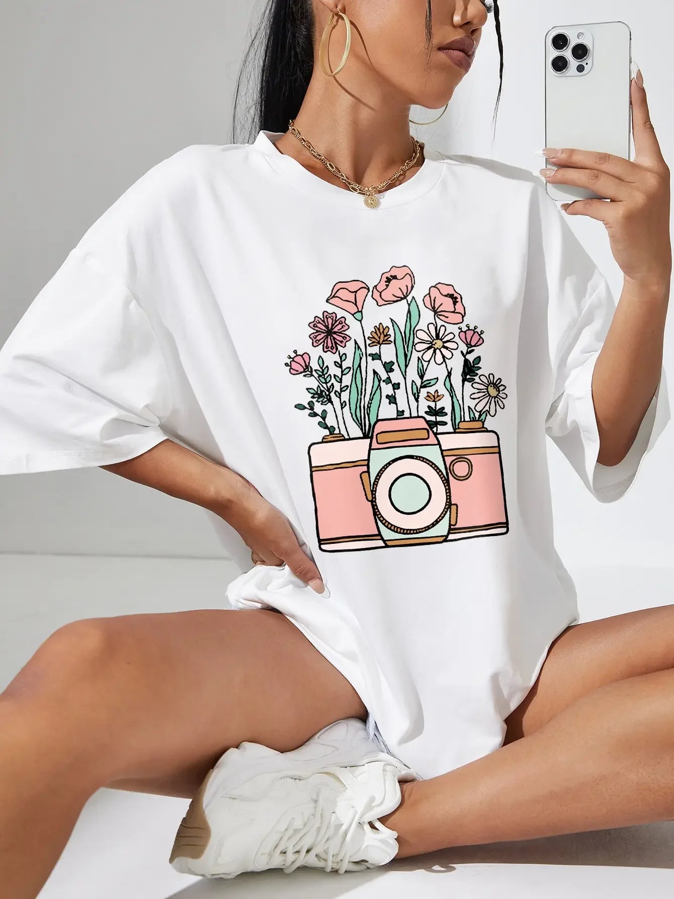 Wit zomer T-shirt voor dames van ademende katoen met comfortabele pasvorm en stijlvolle print voor een casual look.