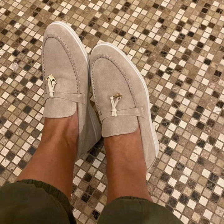 Elina elegante loafers voor dames – stijlvolle leren schoenen met subtiel slotdetail, comfortabele pasvorm en tijdloos design voor werk of speciale gelegenheden.