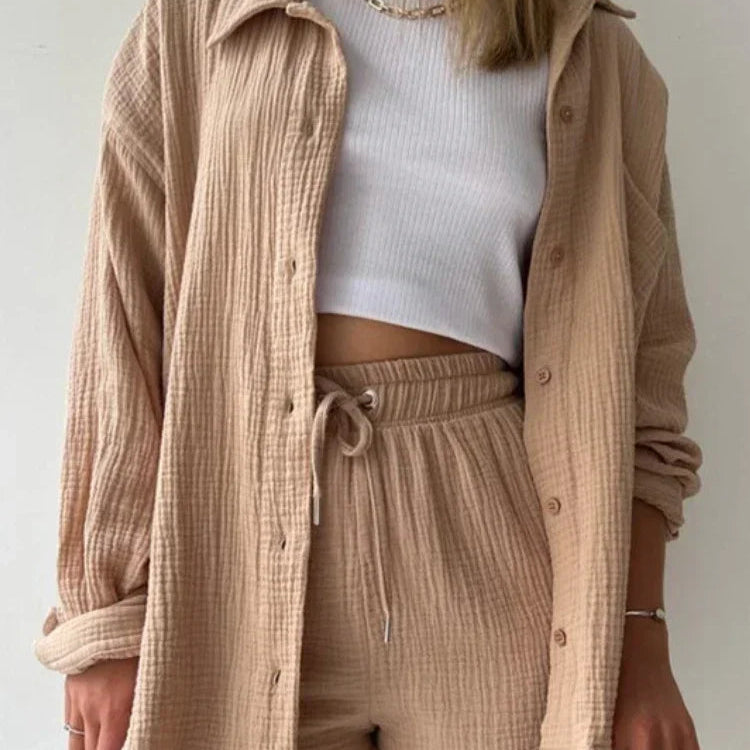 Zomerse dames 2-delige set – lange blouse en hoge taille shorts, een frisse en luchtige outfit voor warmere dagen. Ideaal voor casual zomerlooks of ontspannen buitenactiviteiten.