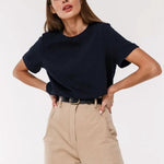Tijdloos dames T-shirt met een klassieke pasvorm, geschikt voor elke gelegenheid.