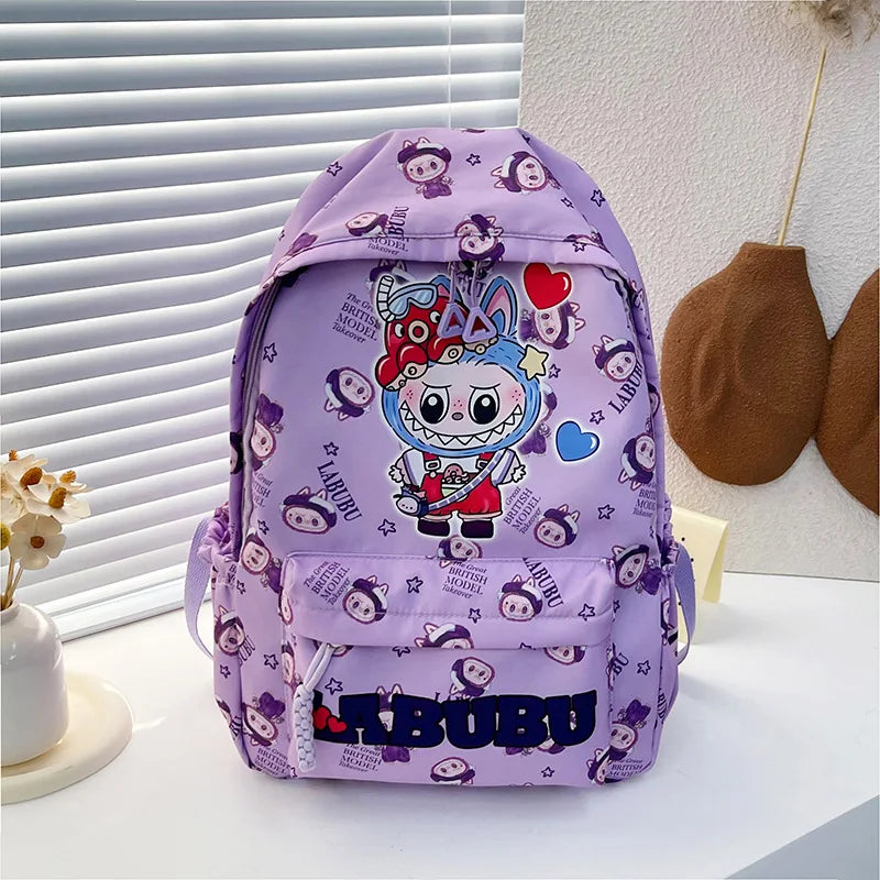 Labubu-stijl rugzak – kleurrijke en speelse rugtas met zachte pluche details en herkenbare Labubu-look, ideaal voor dagelijks gebruik of als statement accessoire.