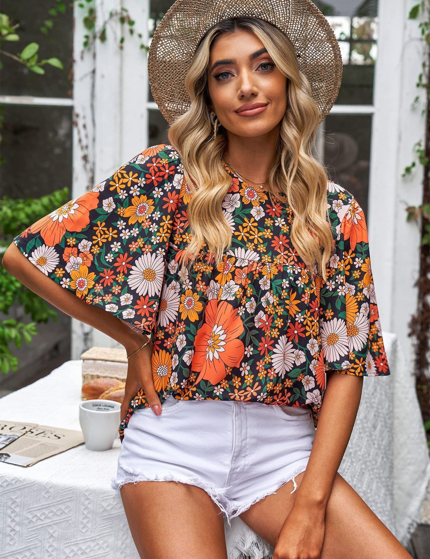 Antonella – Zomerse bloemenprint blouse voor dames met een luchtige pasvorm en kleurrijk design, ideaal voor zonnige dagen, casual uitjes of een stijlvolle vakantie-look.