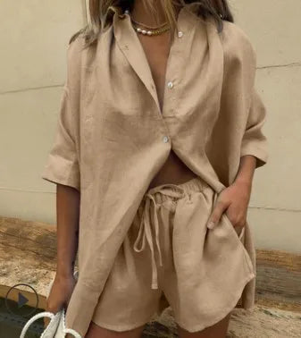 Casual katoenen zomeroutfit met losse korte blouse en wijde shorts van ademende stof voor comfortabele, luchtige zomerstijl.