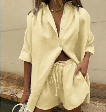 Casual katoenen zomeroutfit met losse korte blouse en wijde shorts van ademende stof voor comfortabele, luchtige zomerstijl.