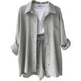 Zomerse dames 2-delige set – lange blouse en hoge taille shorts, een frisse en luchtige outfit voor warmere dagen. Ideaal voor casual zomerlooks of ontspannen buitenactiviteiten.