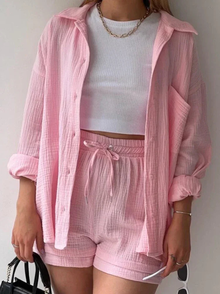 Zomerse dames 2-delige set – lange blouse en hoge taille shorts, een frisse en luchtige outfit voor warmere dagen. Ideaal voor casual zomerlooks of ontspannen buitenactiviteiten.