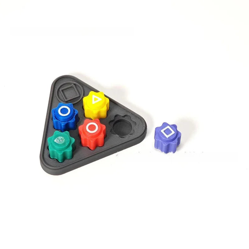 Partyspel props set met vierkant, cirkel en driehoek symbolen – familie spel met traditionele Koreaanse spellen zoals Steen Vangspel, Gonggi, Ddakji, Jegichagi en Biseokchigi geïnspireerd op Squid Game.