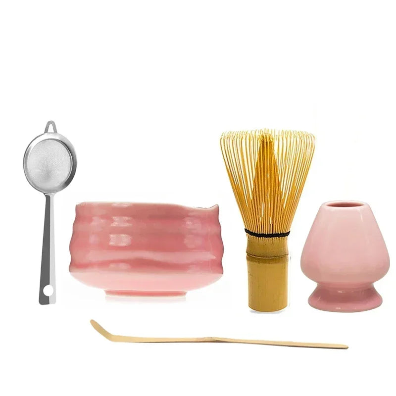 Japanse Matcha Set – Glanzende Roze Keramieken Kom met Bamboe Chasen, Matchalepel & Fijne Zeef – Perfect voor Ceremoniële Matcha Bereiding en Luxe Thee-ervaring.