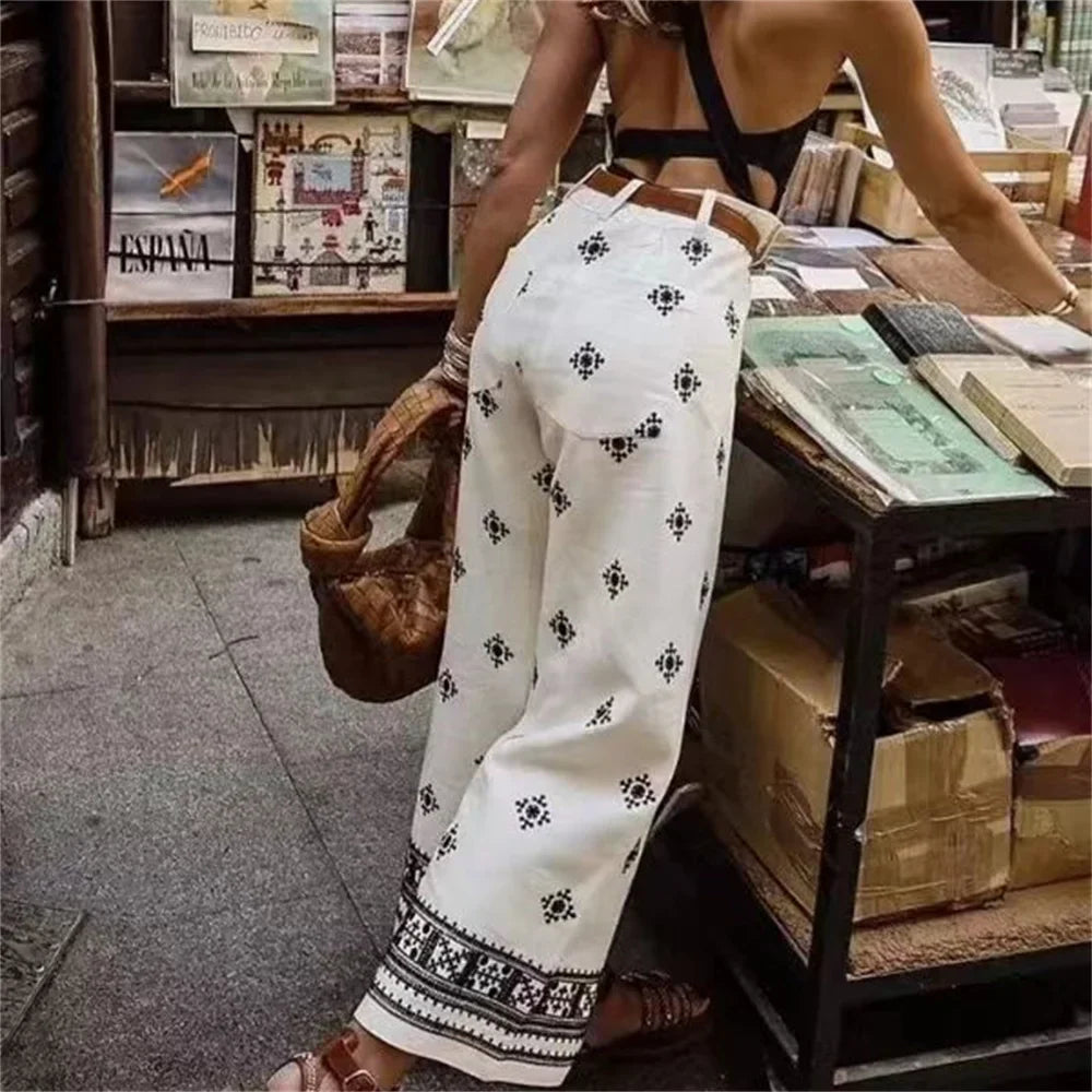 Stijlvolle zomerbroek van lichte, ademende stof met comfortabele pasvorm en tijdloos, elegant design.